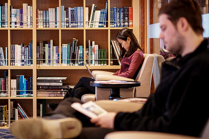 Уютная библиотека на борту