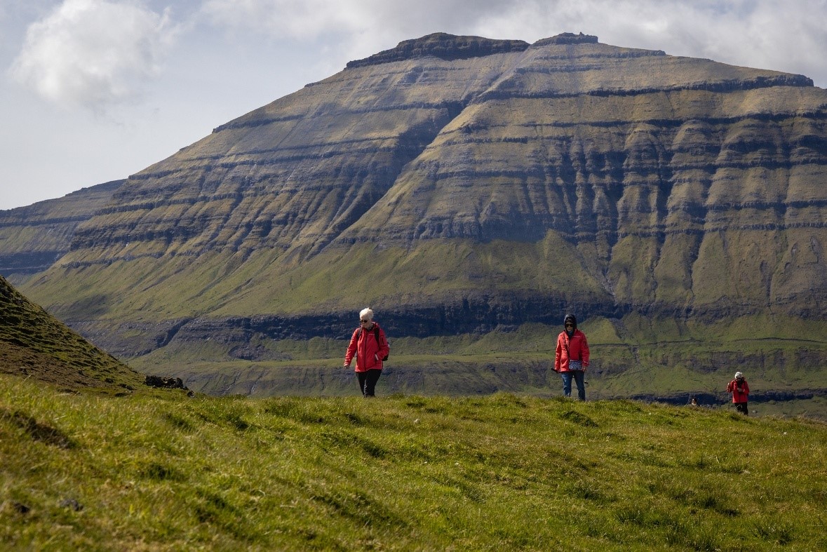 Экспедиционная группа на фоне горы Фарерского острова