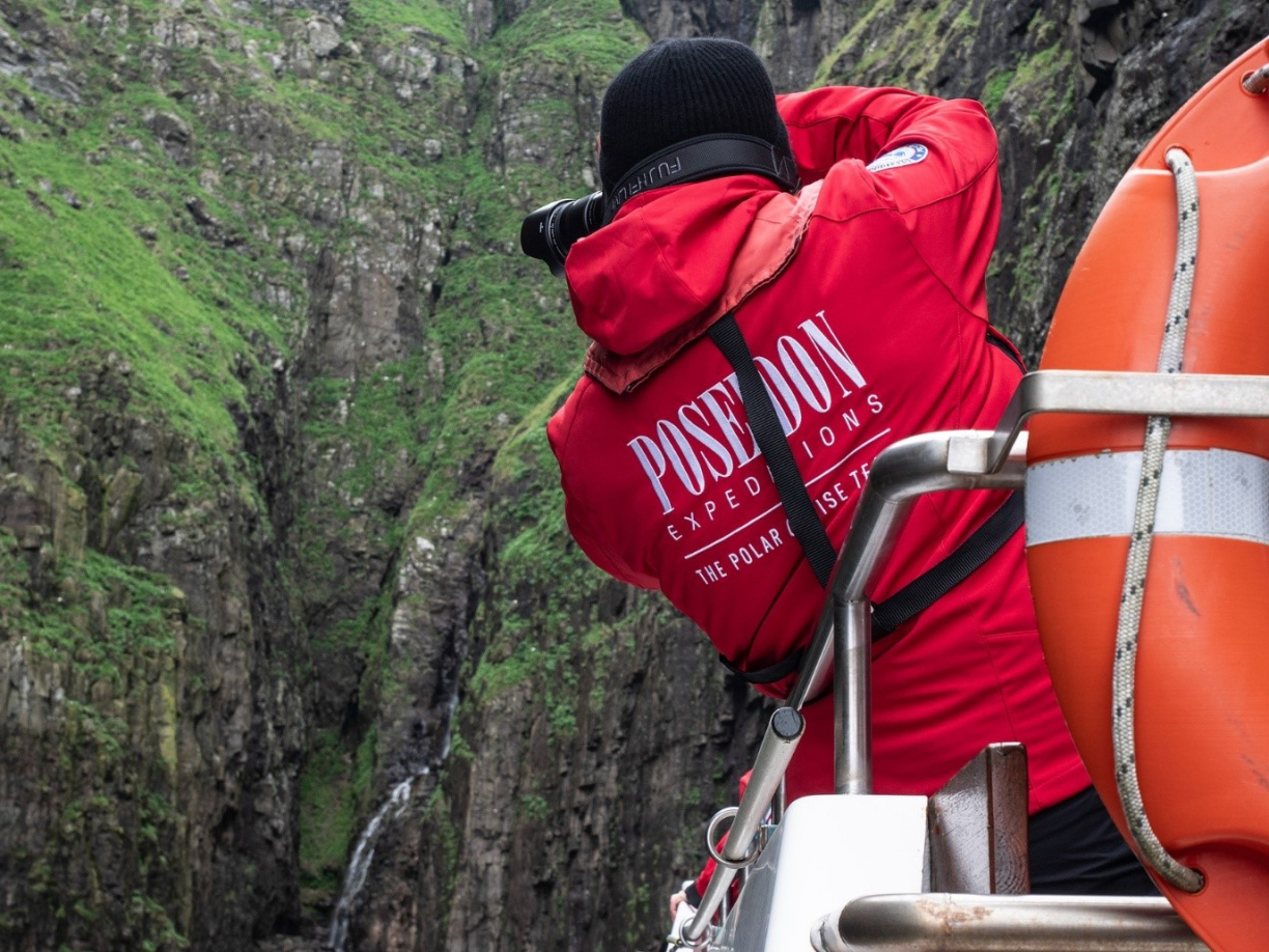 Турист фотографирует скалы Фарер