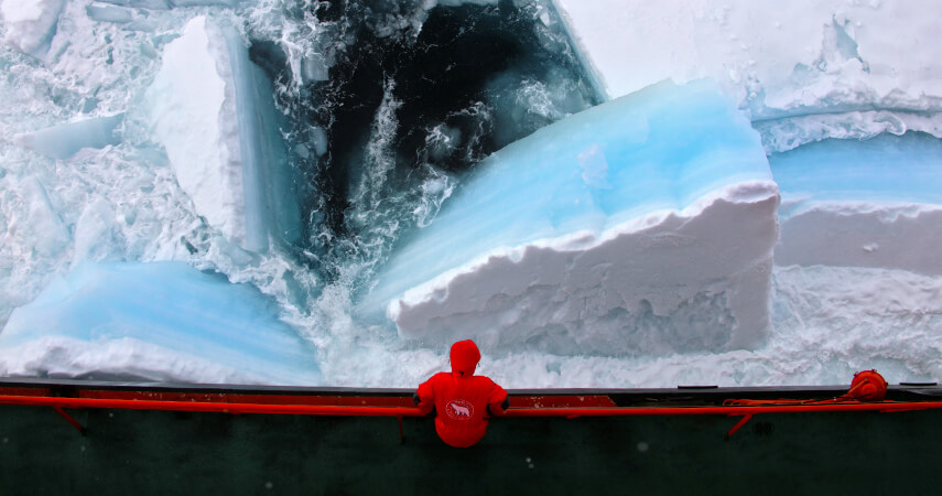 Пассажир экспедиционного круиза наблюдает за льдом с атомного ледокола