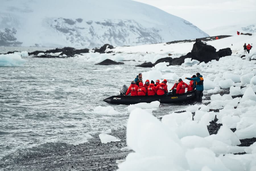 Высадка туристов на берегу Антарктиды