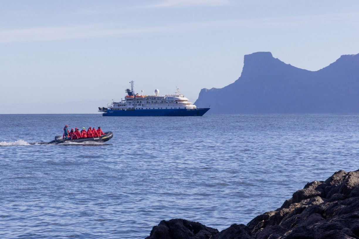 Экспедиционный лайнер у берегов Фарерских островов