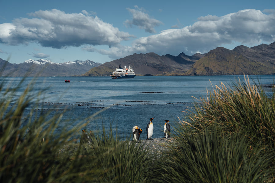 Экспедиционное судно «Си-Спирит» у берега Антарктиды